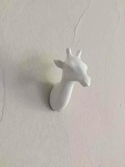 Patère girafe blanc laqué Zoo par CapVenture chez 1001 Patères