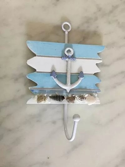 Patère planches deco marine ancre et coquillages, chez 1001 Patères