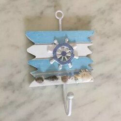 Patère planches deco marine barre à roue et coquillages, chez 1001 Patères