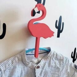 Patère design flamant rose en bois, rose foncé chez 1001 Patères