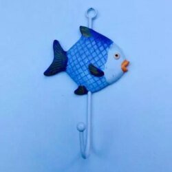 Patère en bois peint en forme de poisson chez 1001 Patères
