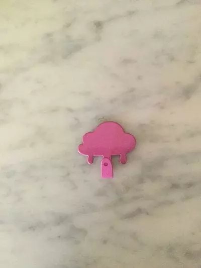 Porte torchon autocollant nuage rose chez 1001 Patères
