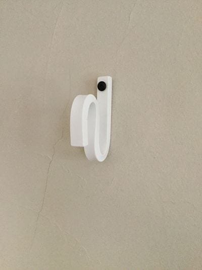 Patere vaguelette resine blanche dans le site N°1 de patère et porte-manteaux de france