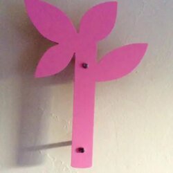 Porte-manteau design en forme de feuille rose chez 1001 Patères