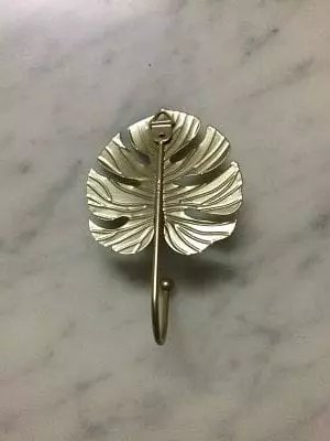 Patère décorative métallique dorée Feuille chez 1001 Patères