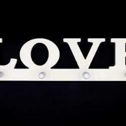 Porte manteau mural bois blanc LOVE et 4 boutons dans le site N°1 de patère et porte-manteaux de france