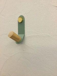 Porte-manteau-mural-metal-vert-et-bois-naturel
