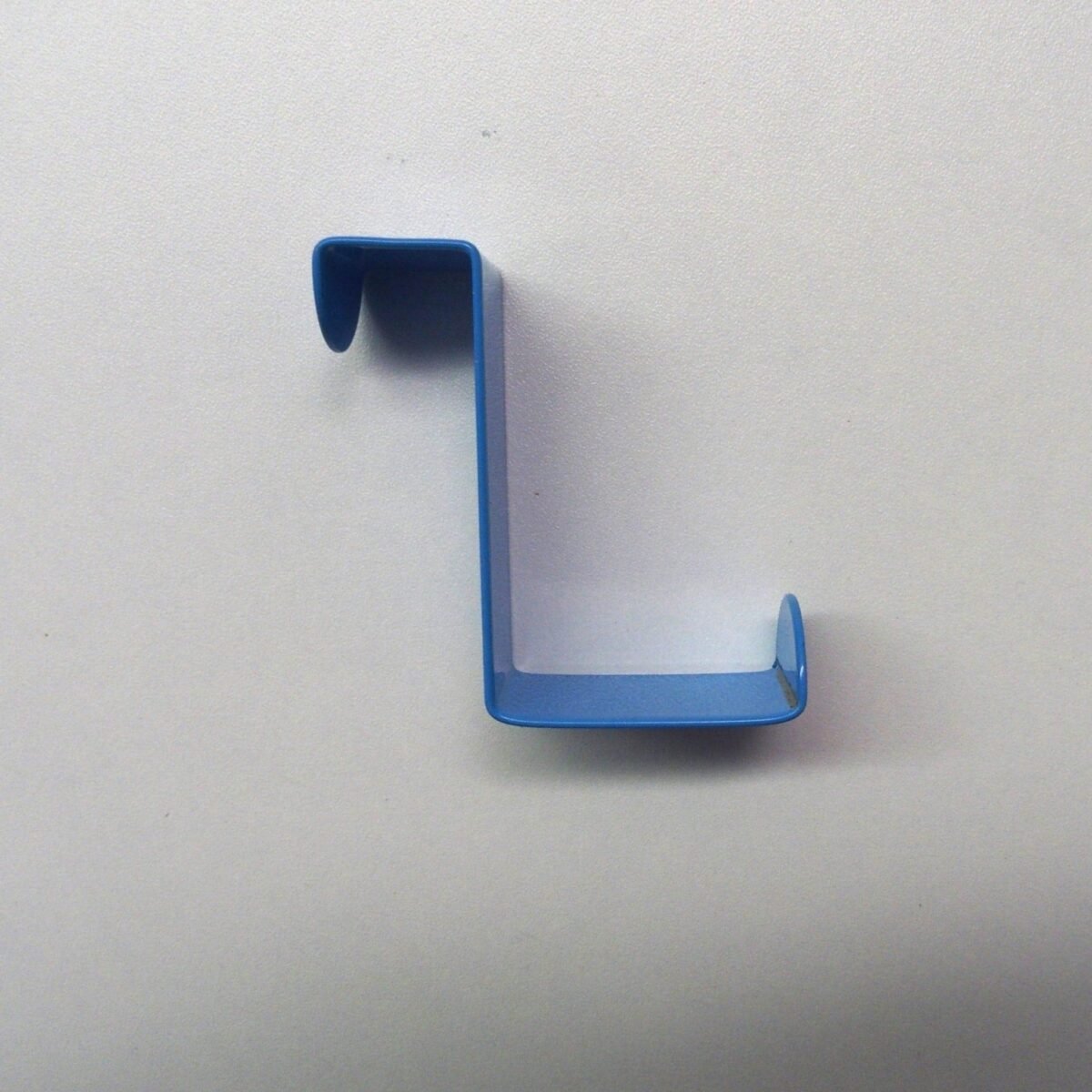 Porte manteau patere sur porte bleu 2 dans le site N°1 de patère et porte-manteaux de france