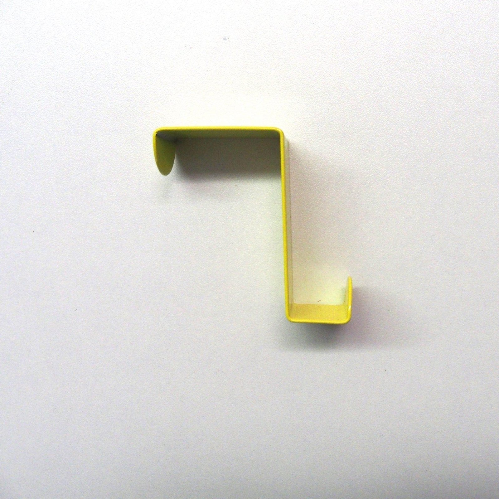 Porte manteau patere sur porte jaune 2 dans le site N°1 de patère et porte-manteaux de france