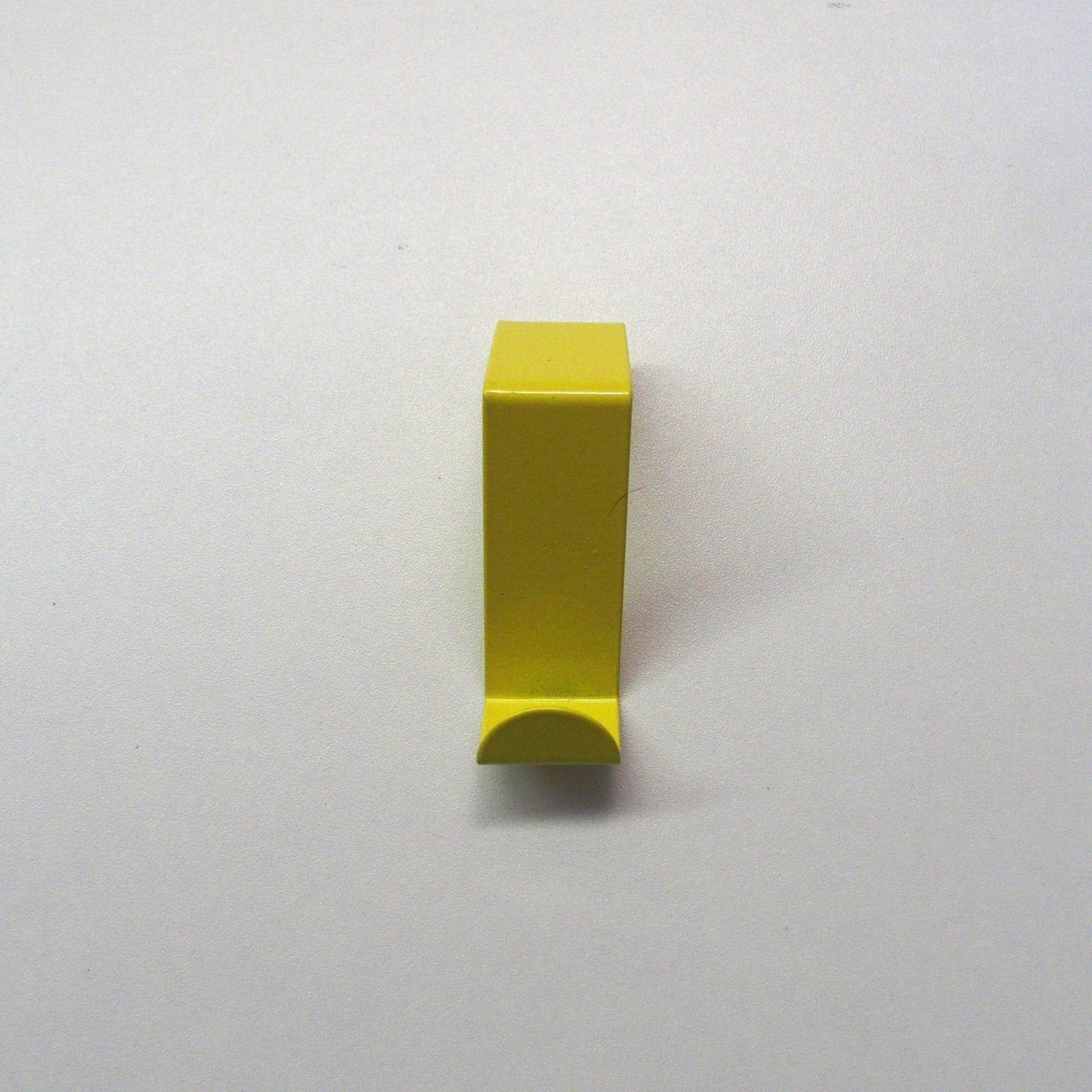 Porte manteau patere sur porte jaune dans le site N°1 de patère et porte-manteaux de france