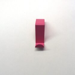Porte manteau patere sur porte rose dans le site N°1 de patère et porte-manteaux de france