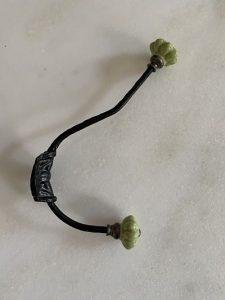 Porte-manteau-scolaire-metal-noir-et-porcelaine-vert