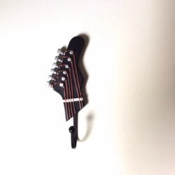 Patère design en forme de manche de guitare électrique