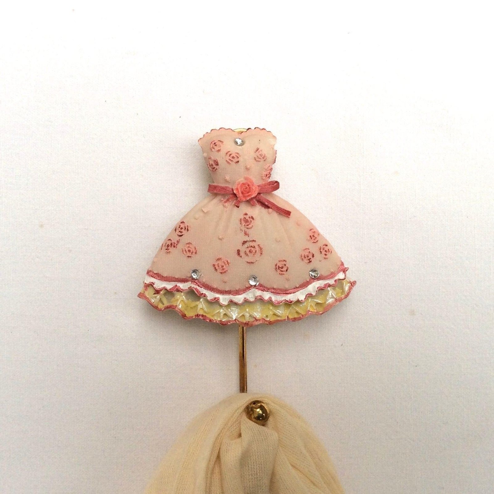 Image 1001 Patère patère résine robe rose dans le site N°1 de patère et porte-manteaux de france