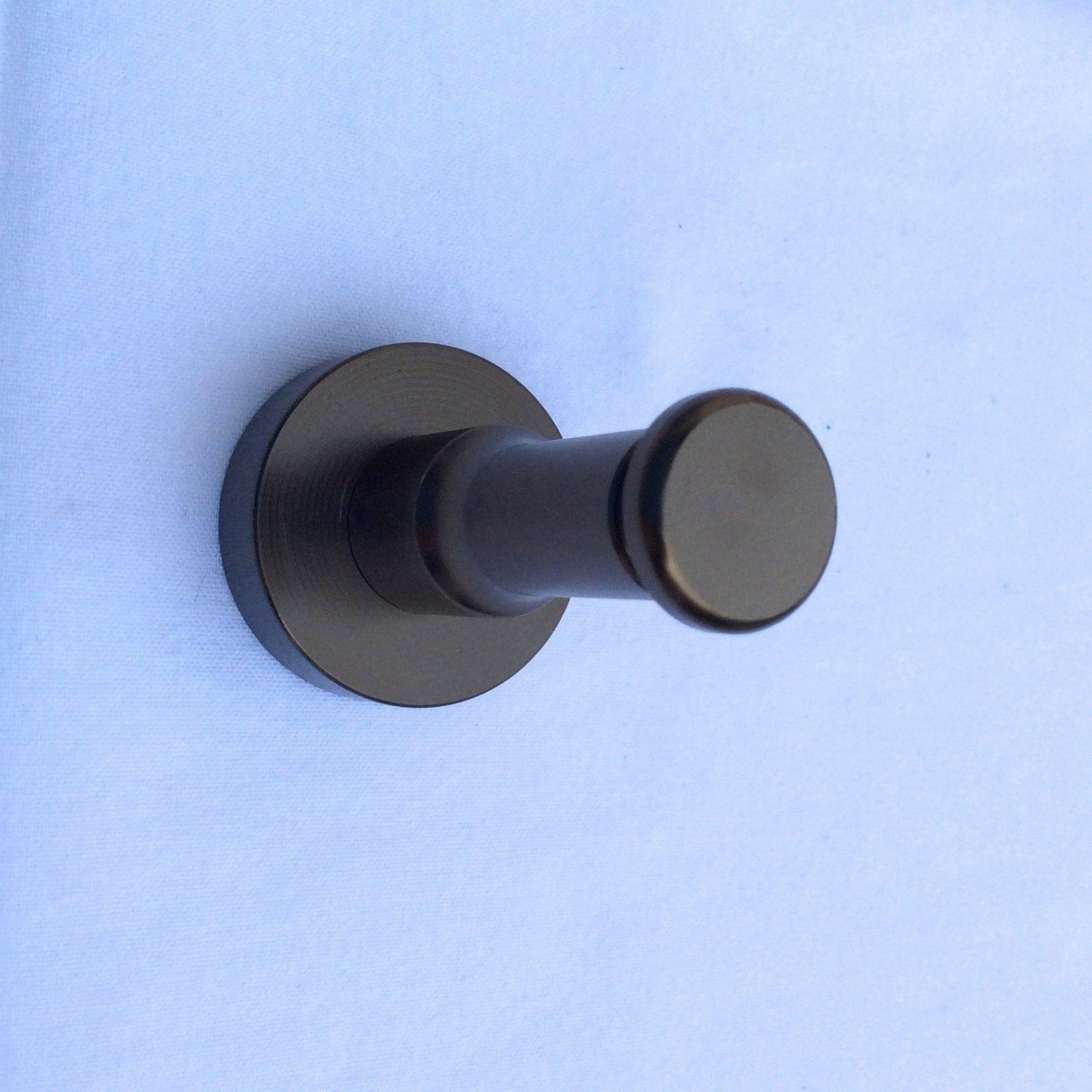 Image 1001 Patère patere tige color design aluminium brun dans le site N°1 de patère et porte-manteaux de france