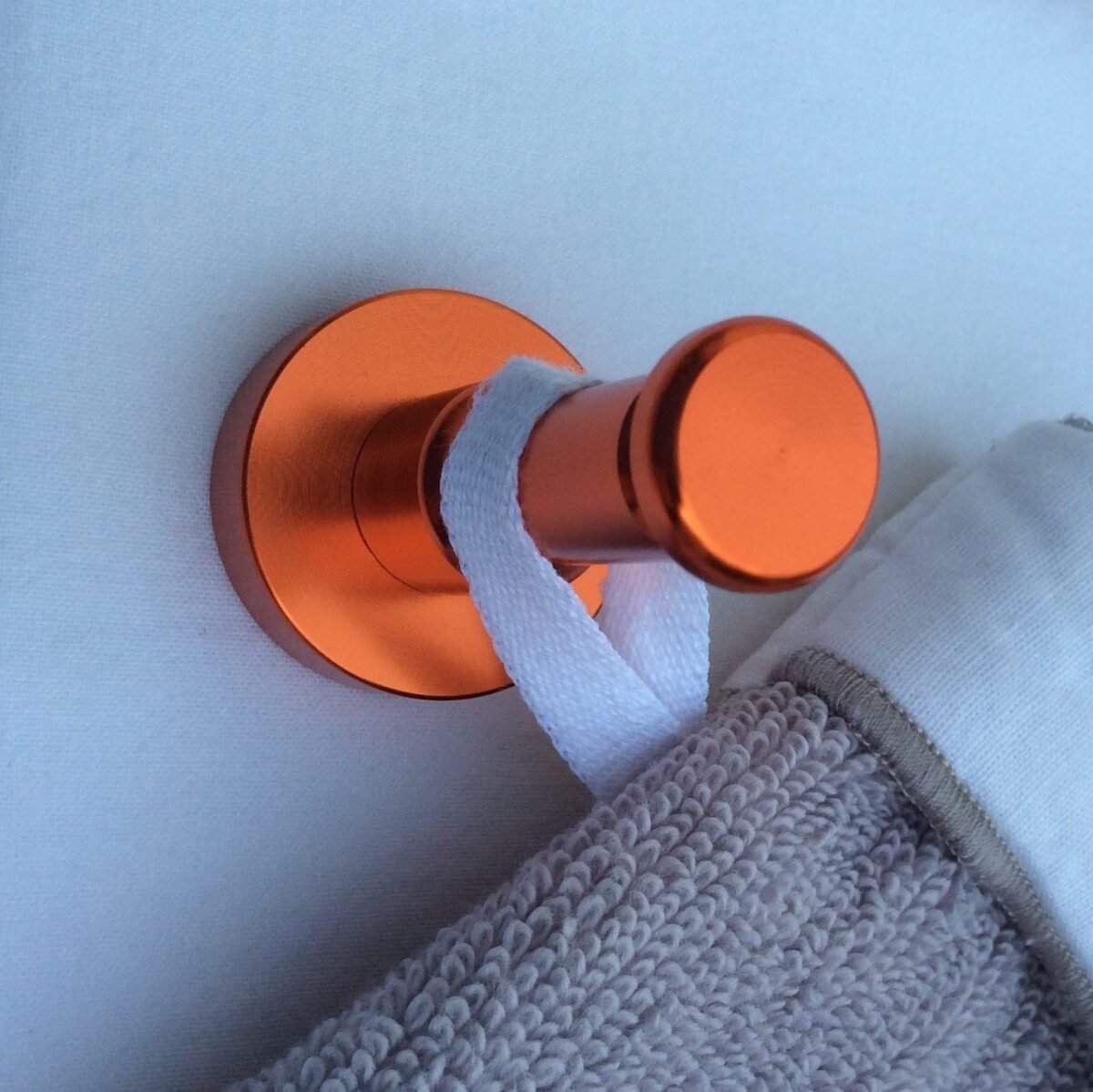 Image 1001 Patère patère tige design aluminium orange dans le site N°1 de patère et porte-manteaux de france