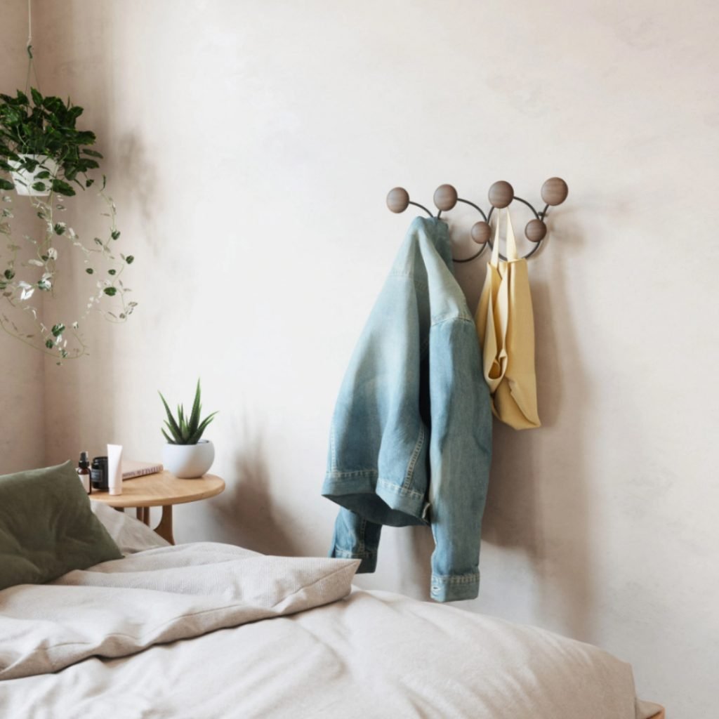 Pateres-murales-UMBRA-modele-DOSTY-noir-et-bois-fonce