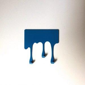 Patère-autocollante-coulée-de-peinture-bleue-1024x1024